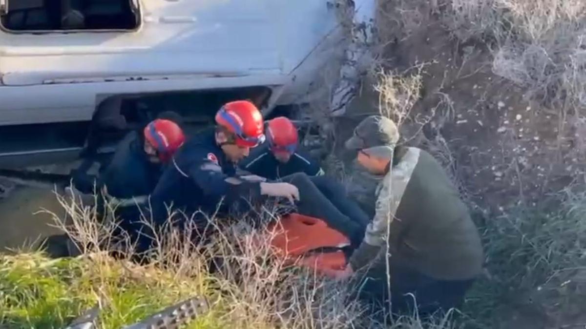 Öğrenci servisi, dereye düştü: 2'si ağır 9 yaralı
