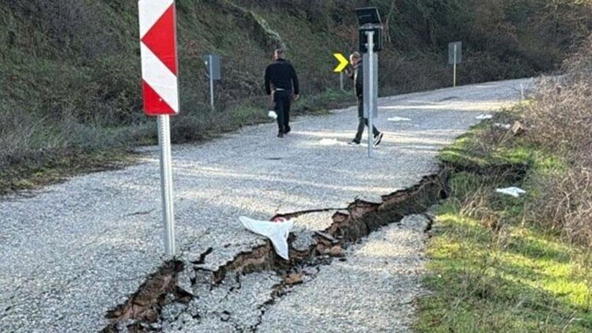 Balıkesir Savaştepe’de heyelanda mahalle yolu ulaşıma kapandı