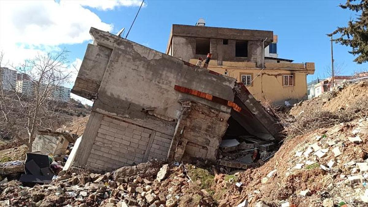 Adıyaman Besni'de 2 katlı bina çöktü