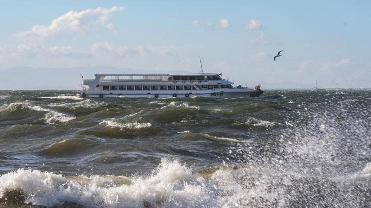 Gökçeada ve Bozcaada'da feribot seferlerine 'fırtına' engeli