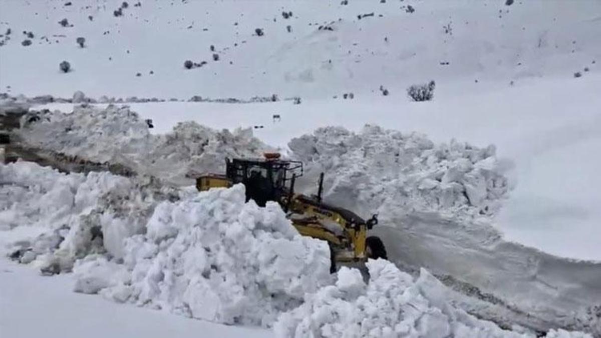 Bingöl Yayladere’de iki metreyi bulan karla mücadele