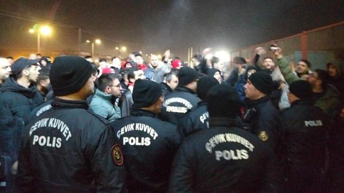 Sivasspor kafilesine taraftarlardan tesislerde protesto