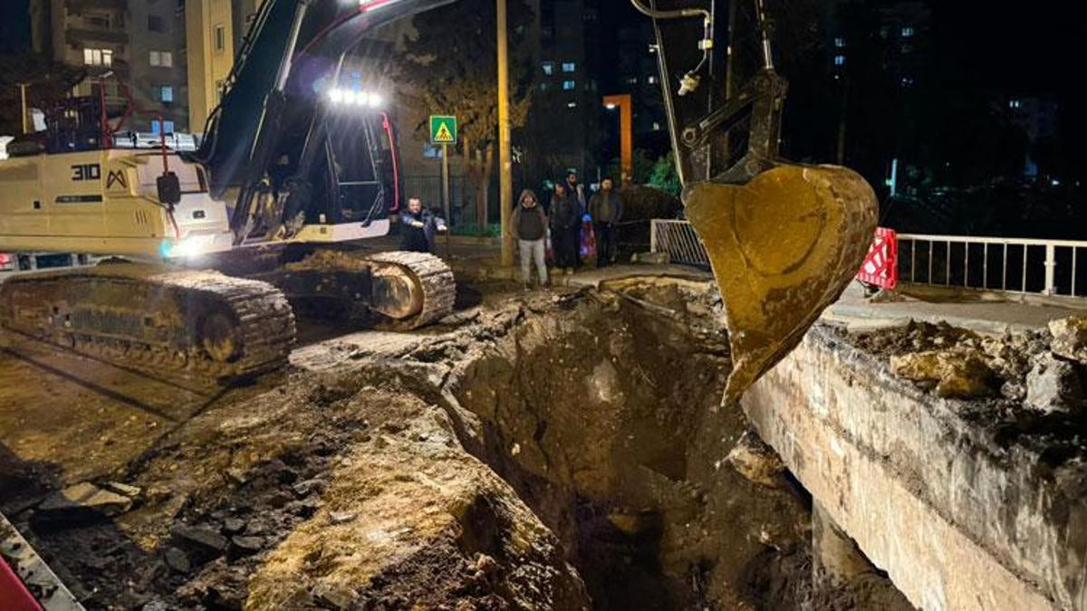 Mersin Mezitli'de dere üzerindeki köprü kısmen çöktü