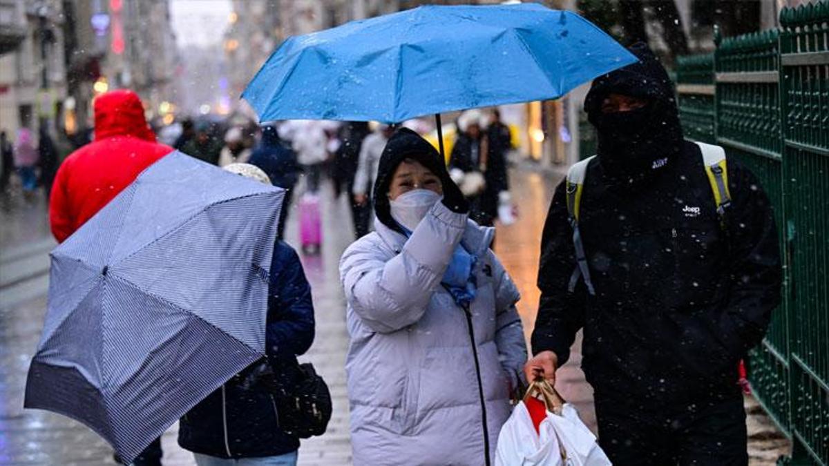 Kar yağışı İstanbul'a geri geliyor! Sıcaklıklar düşüyor, Meteoroloji hafta sonu için uyardı