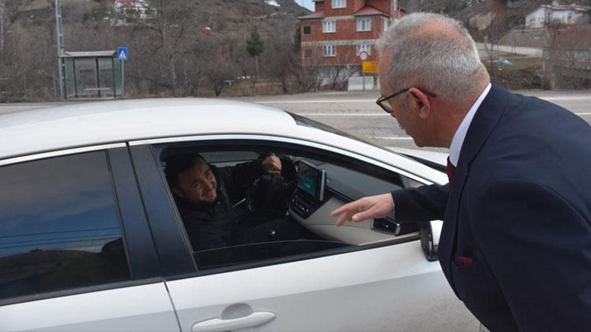 Gümüşhane-Bayburt arasındaki Geçit köyündeki hayırsever köylüler 18 yıldır yoldan geçenlere iftar veriyor