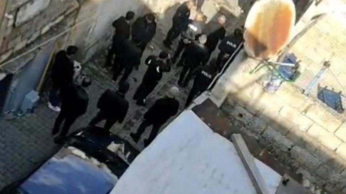 Gündüz vakti dehşeti yaşattılar! Girdikleri evdeki 2 kadını darbettiler