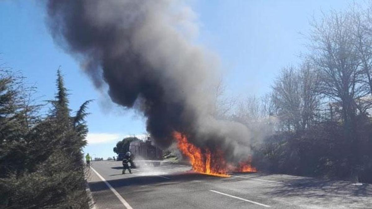 Seyir halindeyken yangın çıkan cip küle döndü