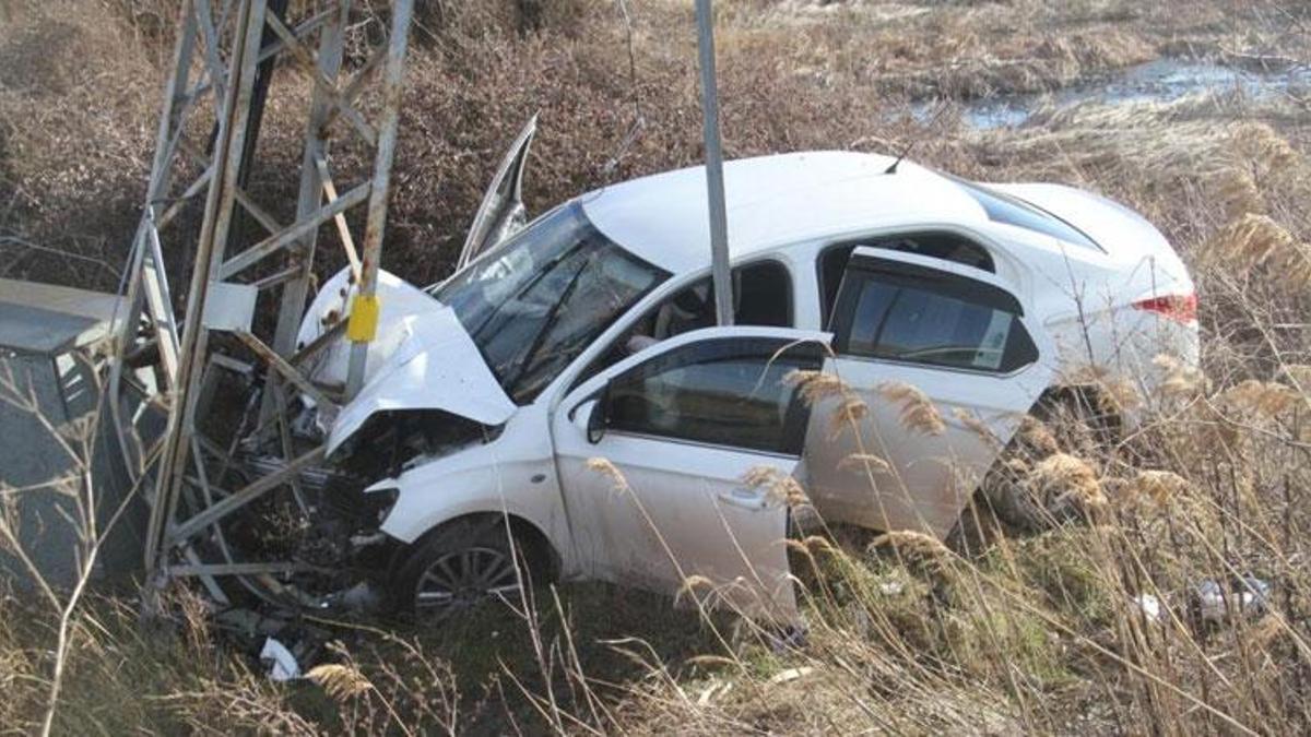 Beyşehir'de yoldan çıkan otomobil direğe çarptı