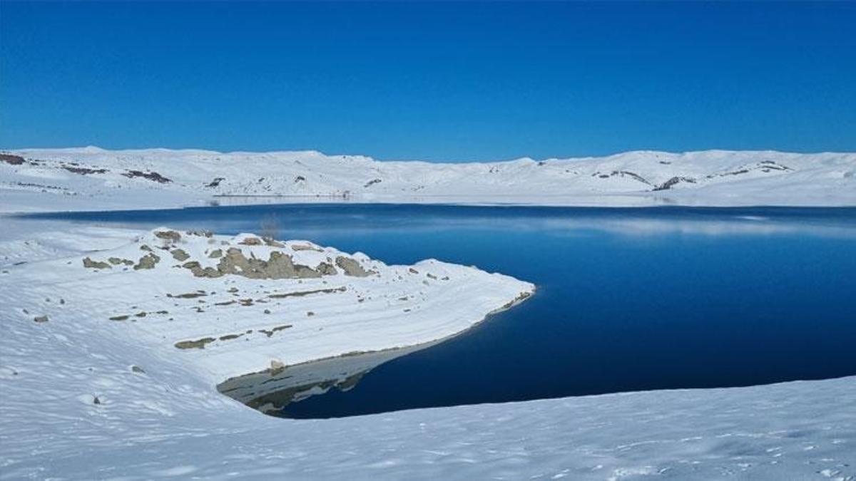 Ağrı Yazıcı Barajı’nın yüzeyindeki buz tabakası çözüldü, kartpostallık manzara oluştu