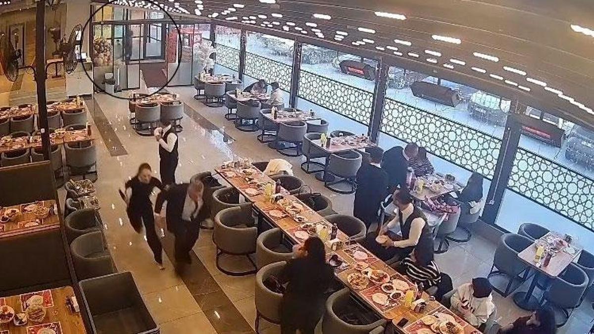 İftar saatinde restorana sahibine silahlı saldırı; olay anı kamerada