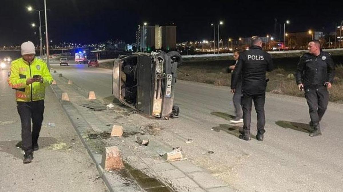 Beton duba ve aydınlatma direğine çarpan otomobil yan yattı