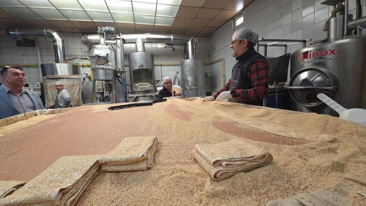 Kütahya’da 128 yıllık gelenek: Vali beğendi, adı 'Paşa' kaldı! Ramazan'ın vazgeçilmezi yeniden tezgahlarda