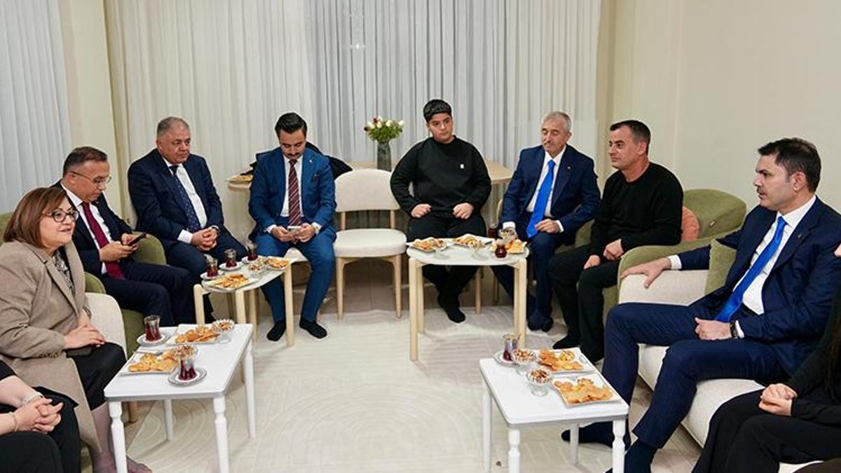 Bakan Kurum, depremzede ailenin yeni evine misafir oldu