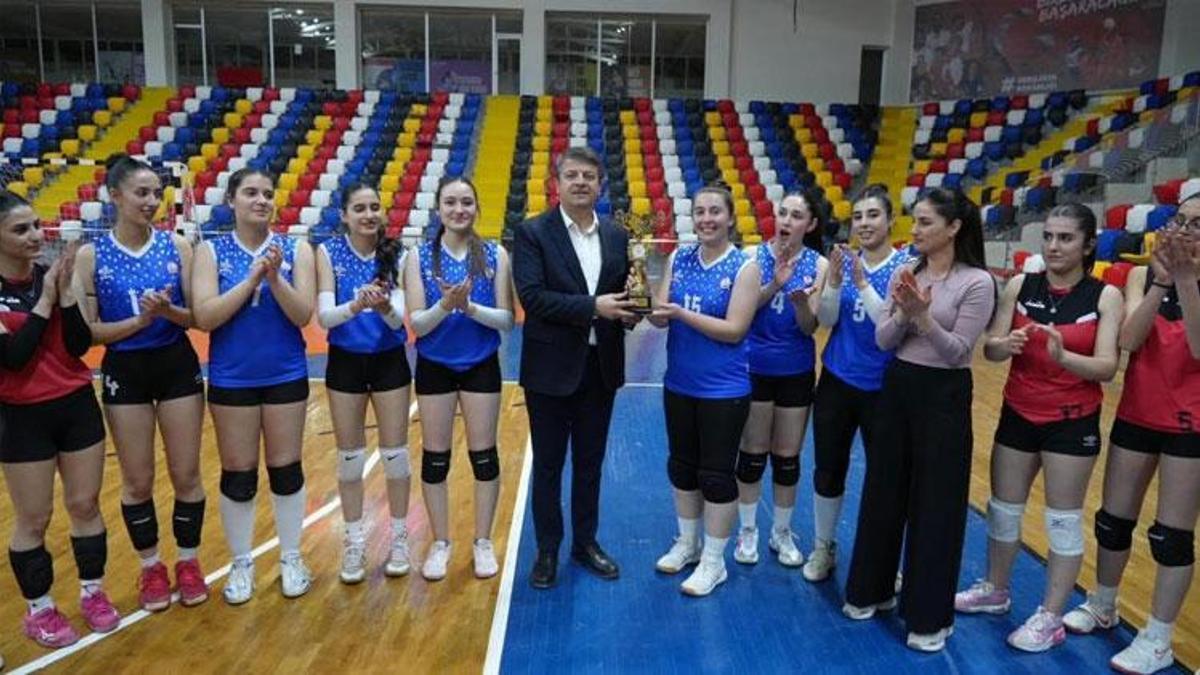 Adıyaman'ın gururu oldular! Kadın voleybol takımı namağlup şampiyon