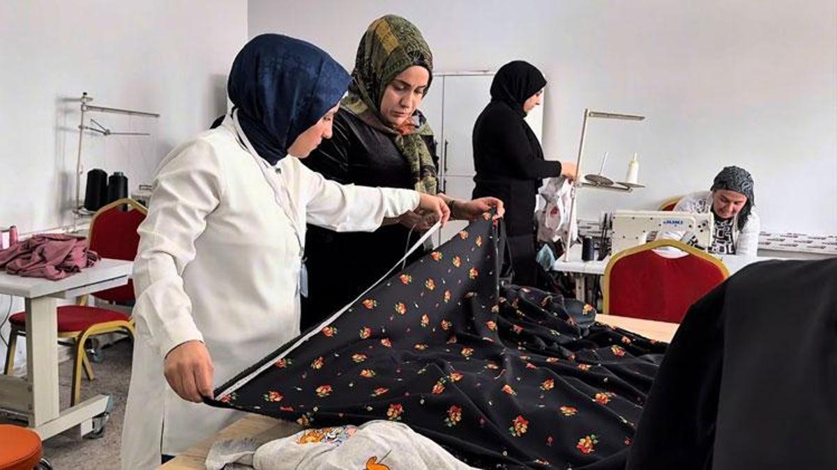 Hakkari Yüksekova'da kadınlar dikiş-nakış kursuyla hem meslek ediniyor hem sosyalleşiyor