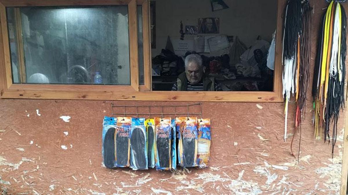 Köyceğiz'in son ayakkabı ustası, emekli oldu ama mesleğini bırakamadı: Kaybolmaya yüz tutmuş bir zanaati hayatta tutuyor