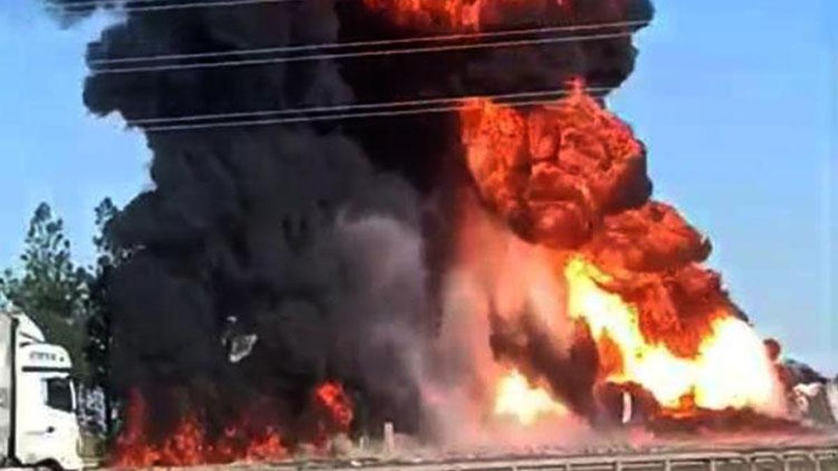 Şanlıurfa'da korkutan olay! Devrilen yakıt yüklü tır alev topuna döndü: 1 yaralı