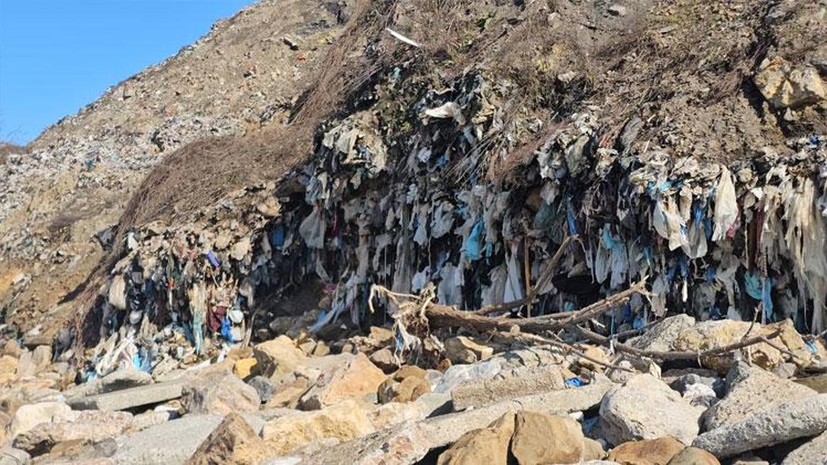 Zonguldak Kozlu Sahili’nde denize sıfır eski çöp alanındaki atıklar sahillere saçılıyor