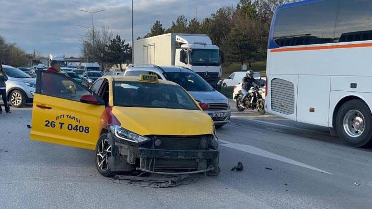 Eskişehir’de otomobil ticari taksiye çarptı, 3 kişi yaralandı