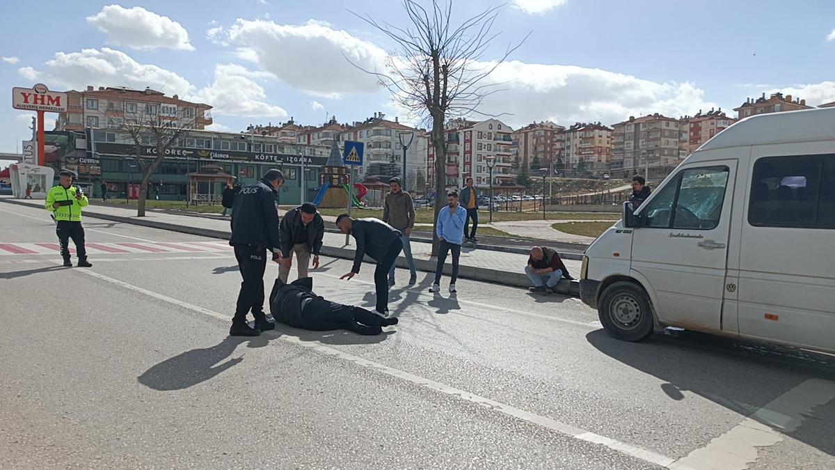 Minibüsün çarptığı yaya 32 metre ileriye fırladı