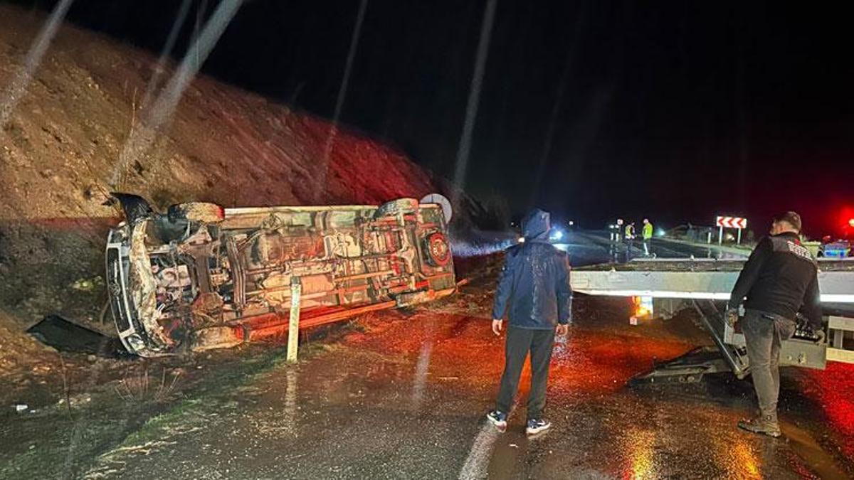 Uşak'ta karşı şeride geçip şarampole devrilen işçi servisindeki 17 kişi yaralandı