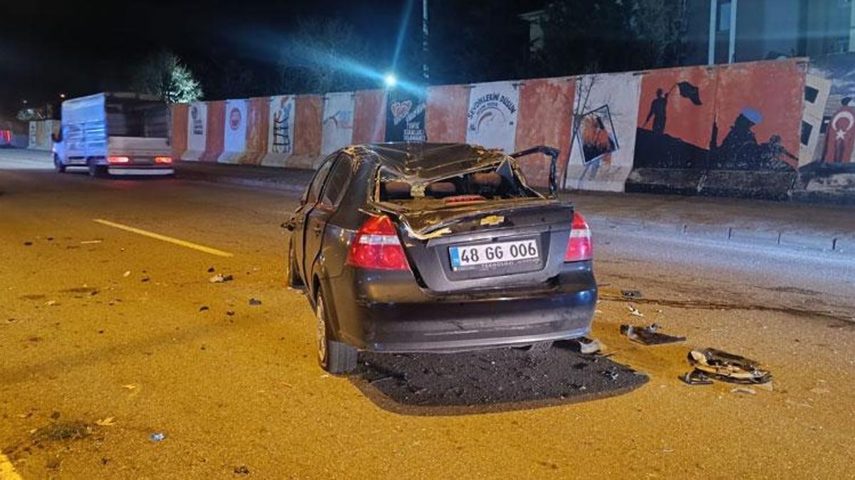 Otomobil refüje çarpıp takla attı 2 kişi yaralandı