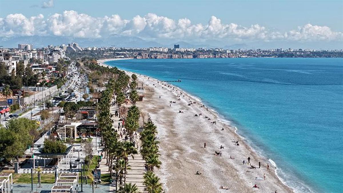 Antalya'da güneşi gören Konyaaltı Sahili'ne koştu