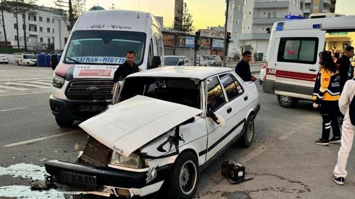 Mardin’de minibüs ile otomobil çarpıştı: 6 yaralı