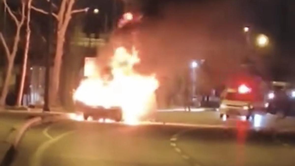 İstanbul - Kartal'da seyir halindeki otomobil alev alev yandı