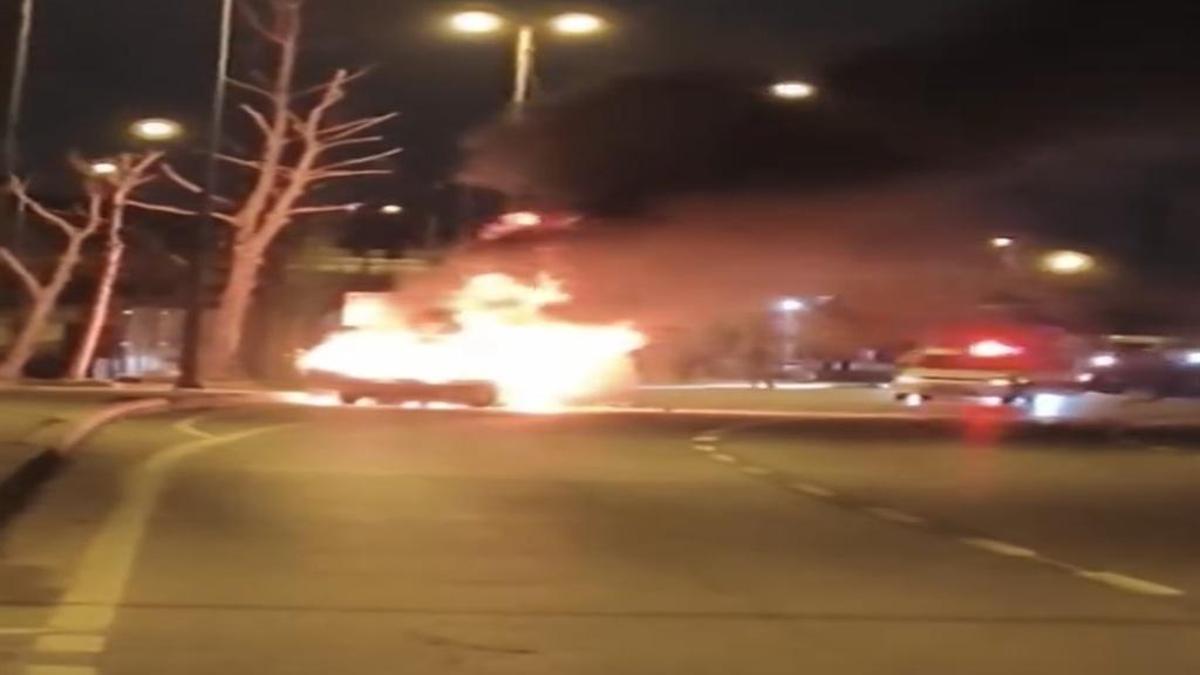 Seyir halinde alev aldı: İstanbul'da caddede korku dolu anlar!