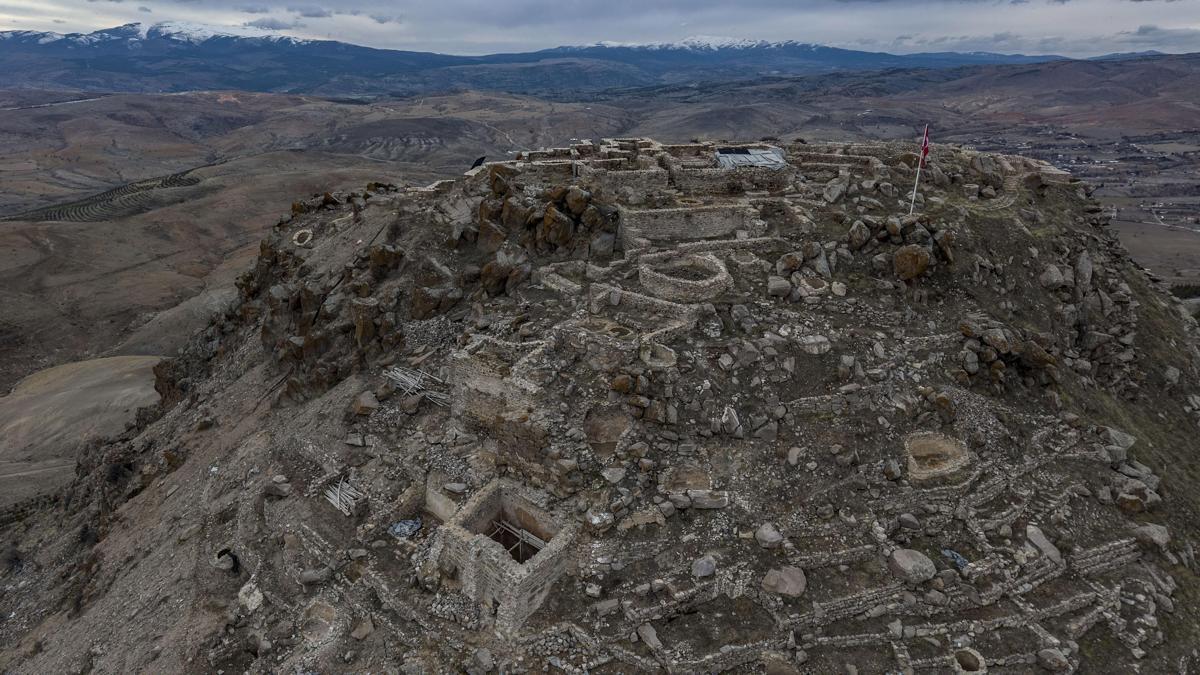 Ziyaretçiler, binlerce yıllık stratejik kaleye teleferikle çıkacak