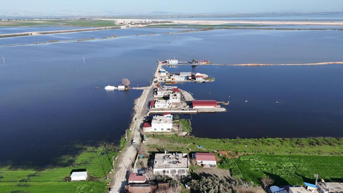 Şiddetli yağışla birlikte tarım arazileri ve evler günlerdir sular altında