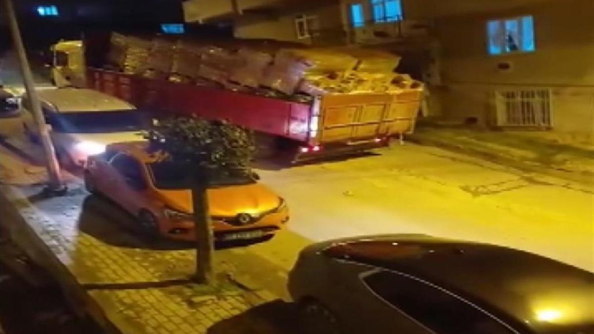 Yokuş aşağı can alıyordu: Tuğla yüklü kamyon iki aracı altına aldı!