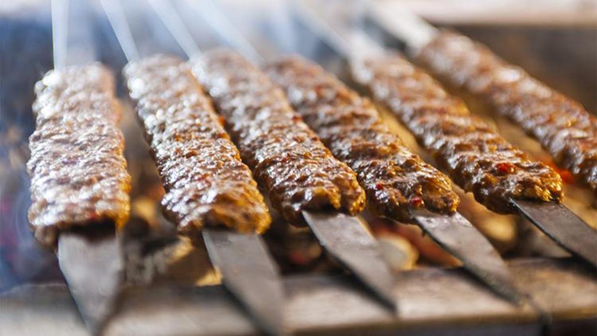 Evde adana kebabı keyfi: Mangal başında lezzet ziyafeti