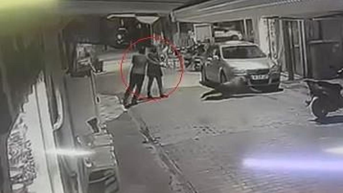 Bursa'da 1 kişinin yaralandığı silahlı kavga kamerada