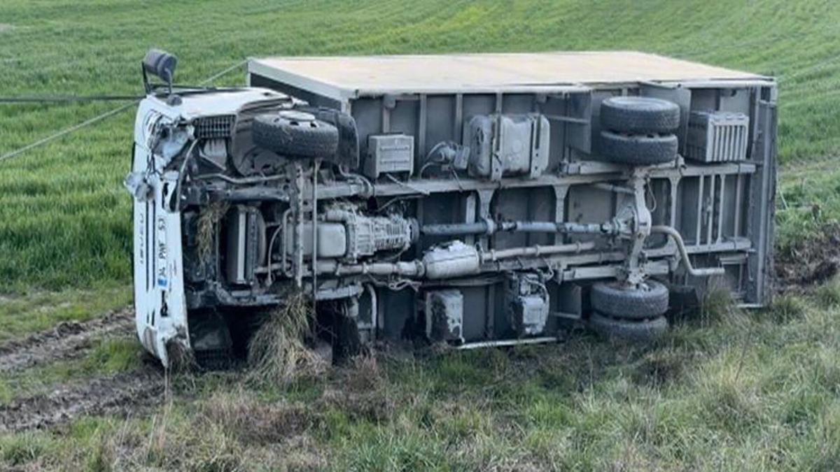 Arnavutköy'de feci kaza! Kamyonet tarlaya uçtu