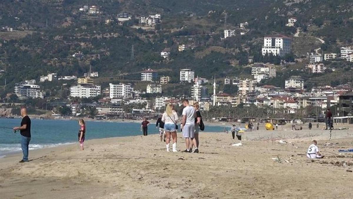 Antalya şubatta yazı yaşıyor! Güneşi gören plaja koştu