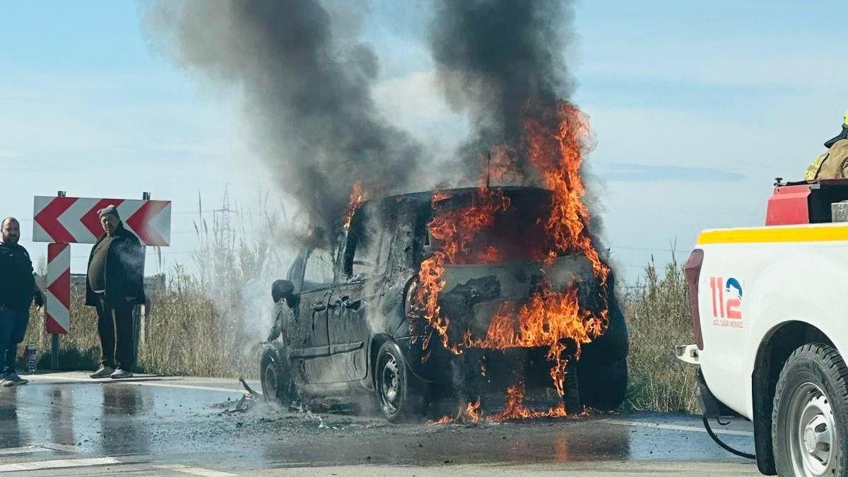 Erdek’te seyir halindeki otomobil alev alev yandı