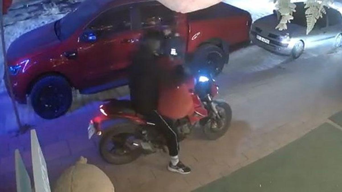 Alanya'da dükkanın önündeki oyuncak ayıyı çaldılar