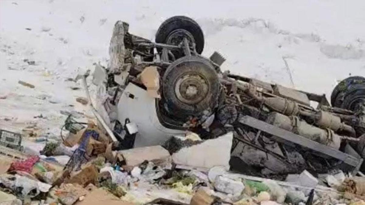 Hakkari'de kamyonet şarampole yuvarlandı: 1 kişi yaralandı