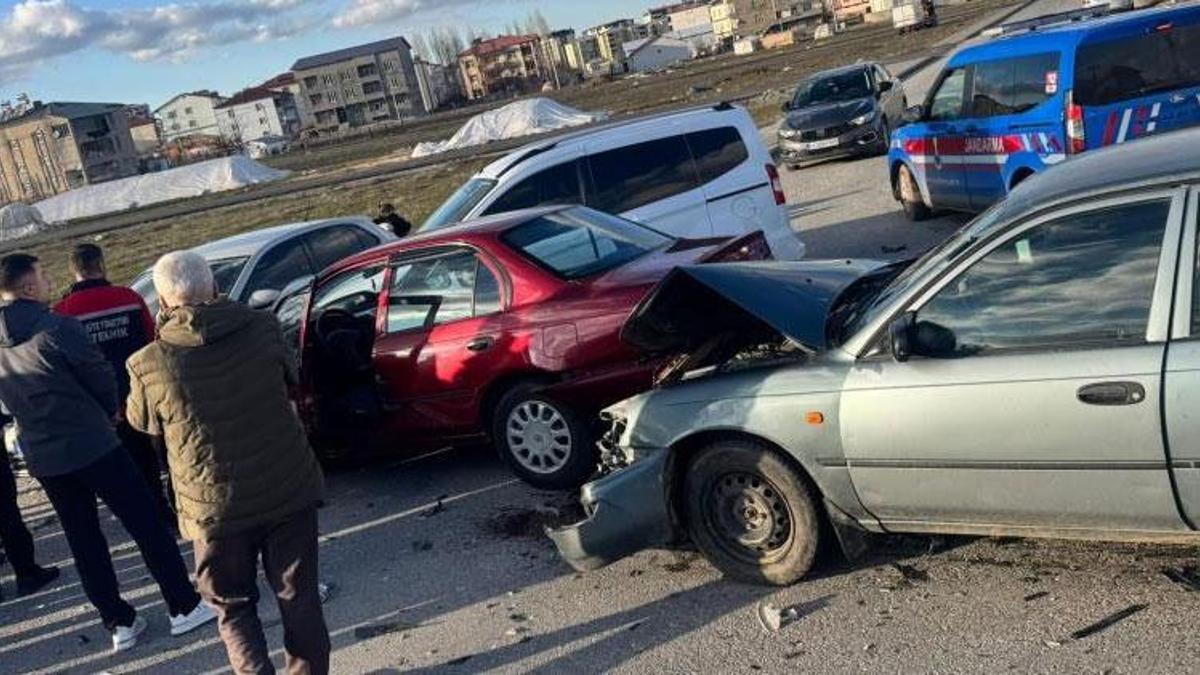 Muş’ta zincirleme kazada 4 araç birbirine girdi
