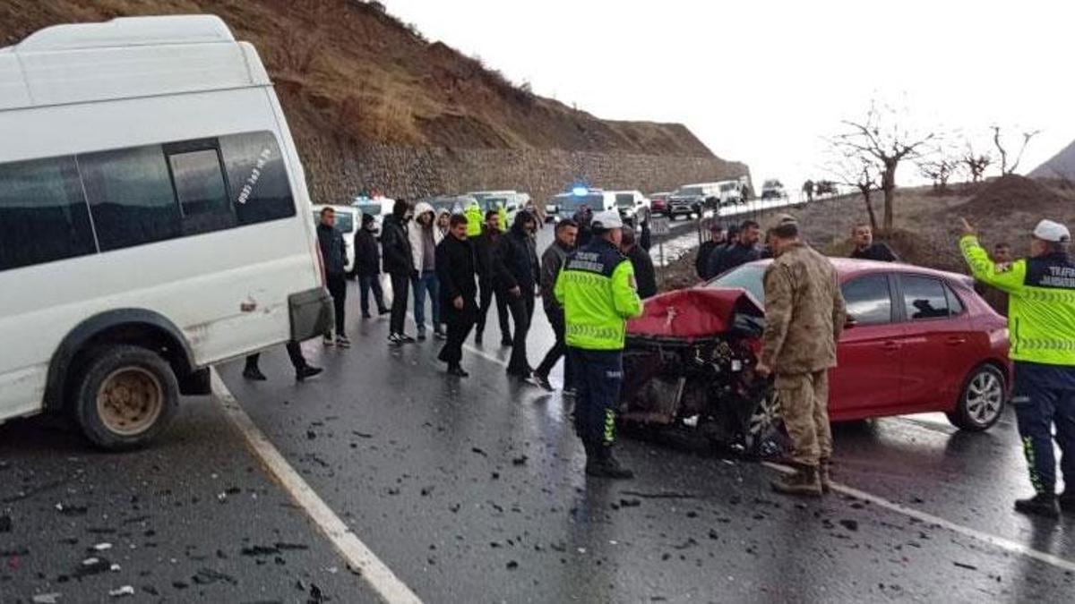 Pervari'de öğrenci servisi ile otomobil çarpıştı