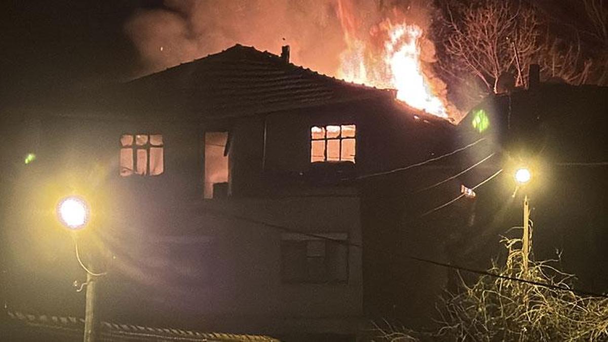 3 katlı müstakil ev yandı; 1 kişi dumandan etkilendi