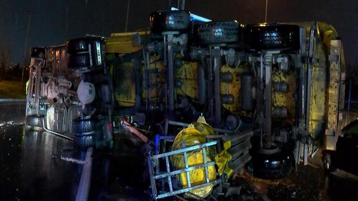 Kaza yerine yardıma koştu, araba çarptı! 2 yaralı var