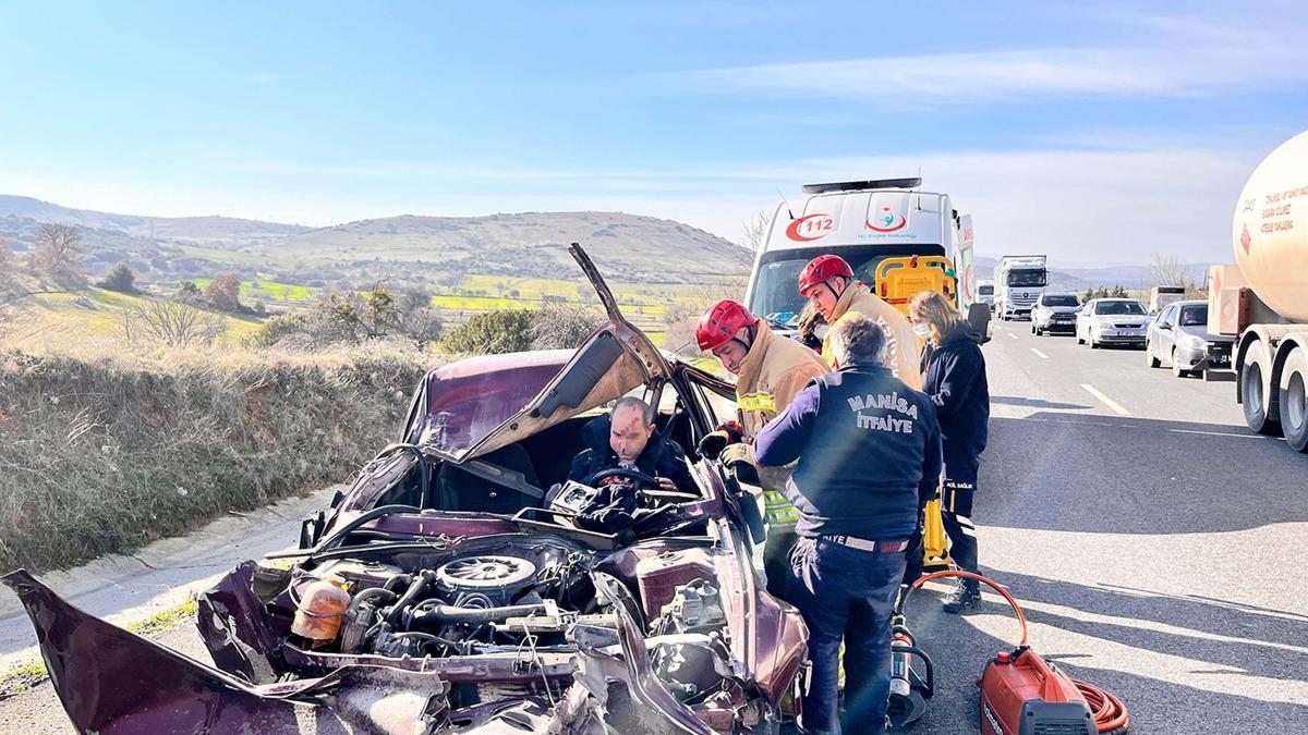 TIR'a arkadan çarpan otomobil 150 metre sürüklendi: 1 yaralı