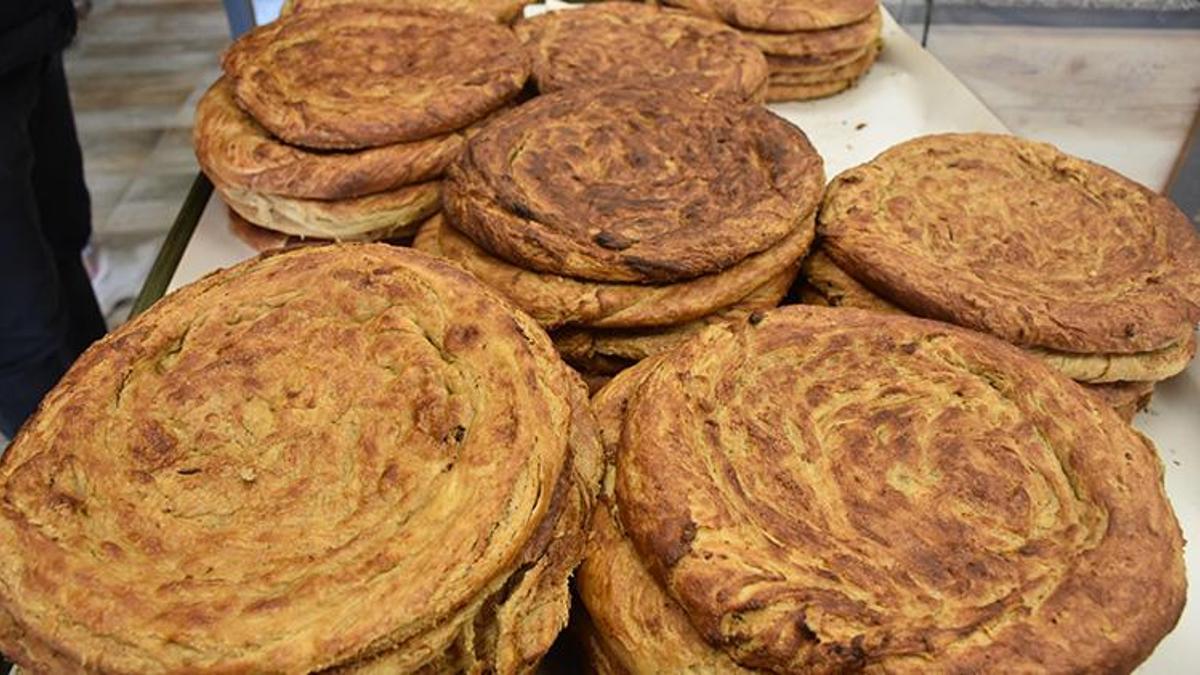 Niğde’de Ramazan mesaisi başladı: Günde 15 saat çalışıyorlar, kuyruklar metreleri buluyor!