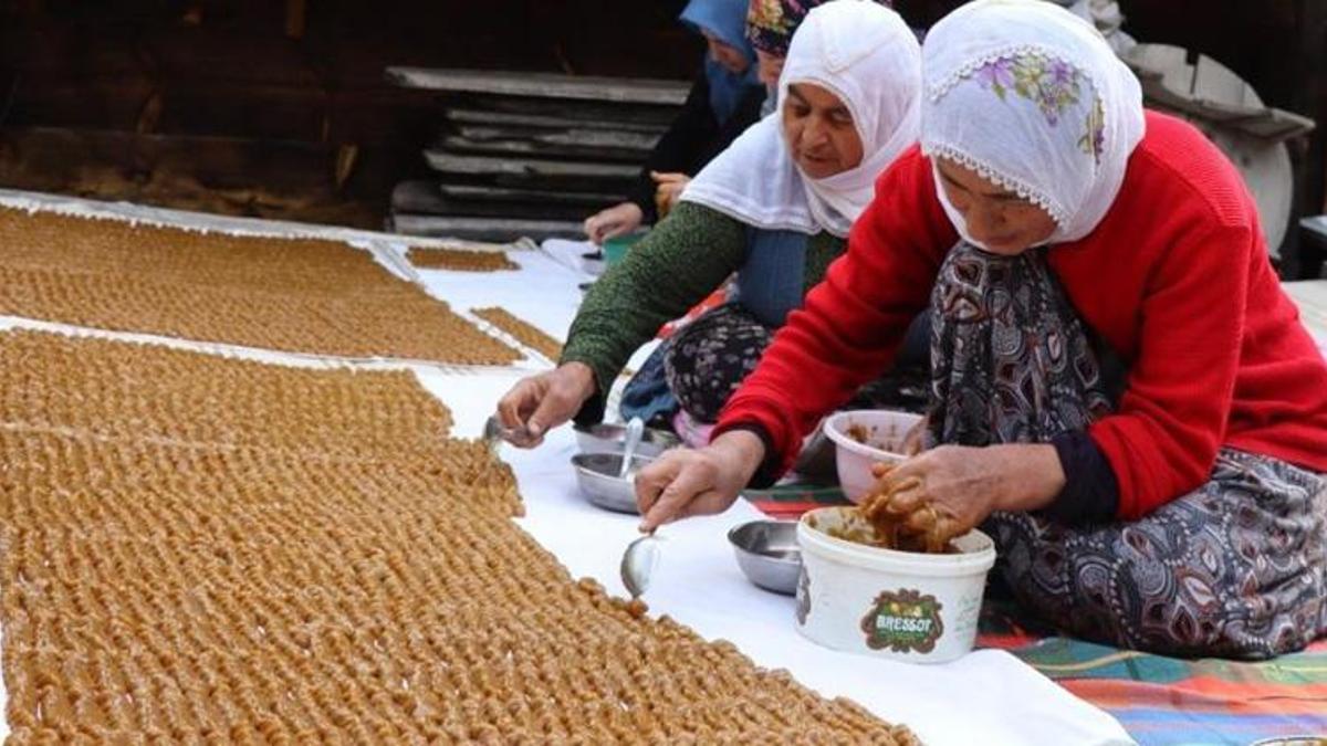 Türkiye'de sadece o mahallede üretiliyor! Yazın sandığa basılıyor, kışın keserle çıkartılıyor