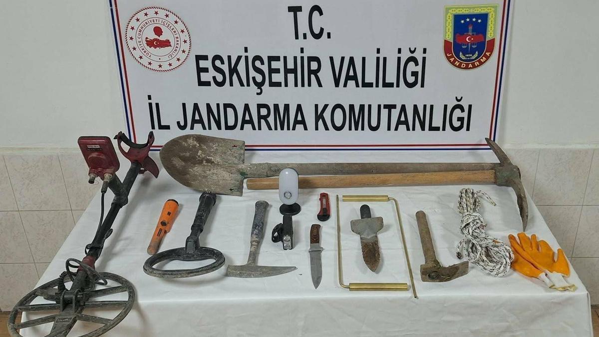Eskişehir’de kaçak kazıya 3 gözaltı