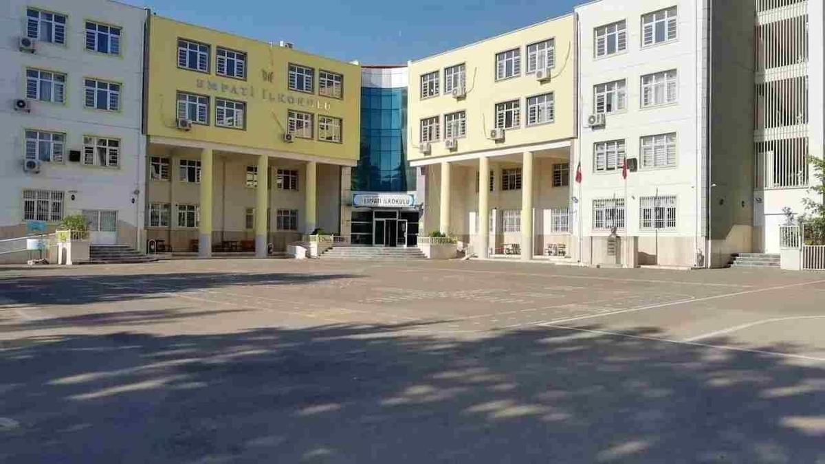 Gaziantep'te okulda dehşet! Veli ve arkadaşlar öğretmenler odasını bastı!