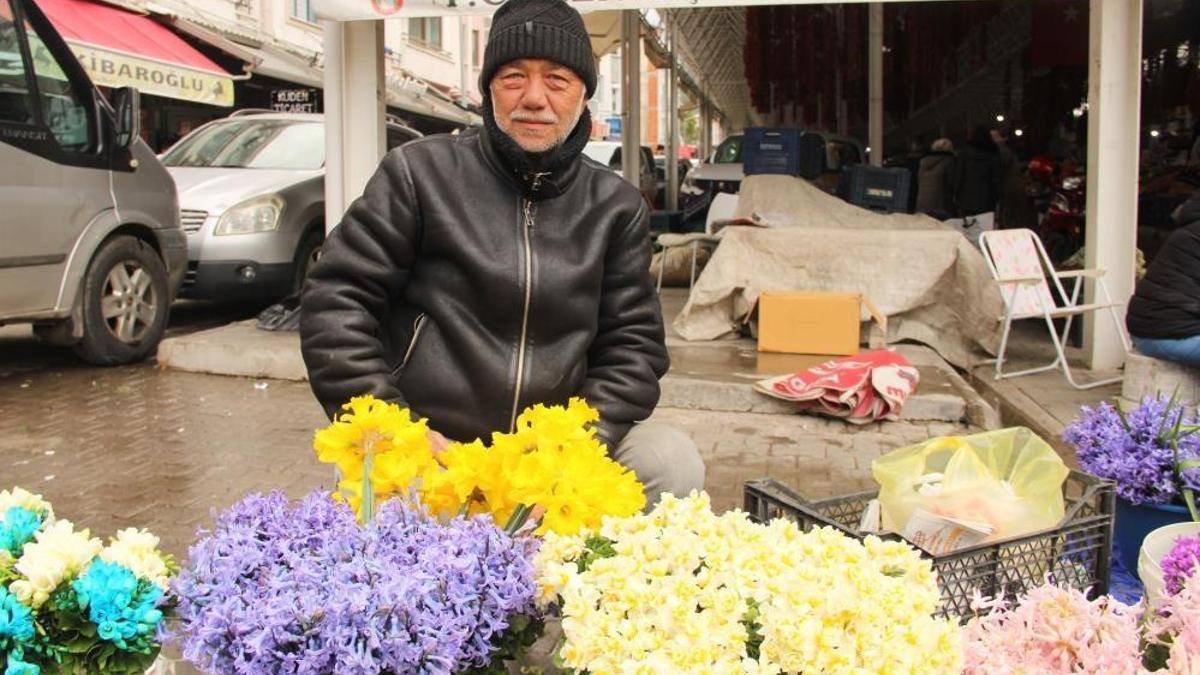 Muğla'da semt pazarında satışa çıktı: Her tezgaha renk katıyor
